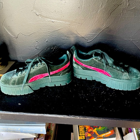 Puma green velvet platform mayze shoe . Only worn once . Perfect condition . - Picture 2 of 3